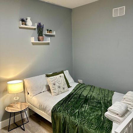 Cosy Ensuite Double Room, Near Heathrow Airport Northolt  Экстерьер фото