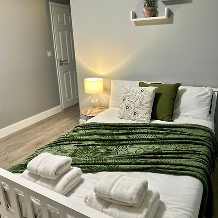 Cosy Ensuite Double Room, Near Heathrow Airport Northolt  Экстерьер фото
