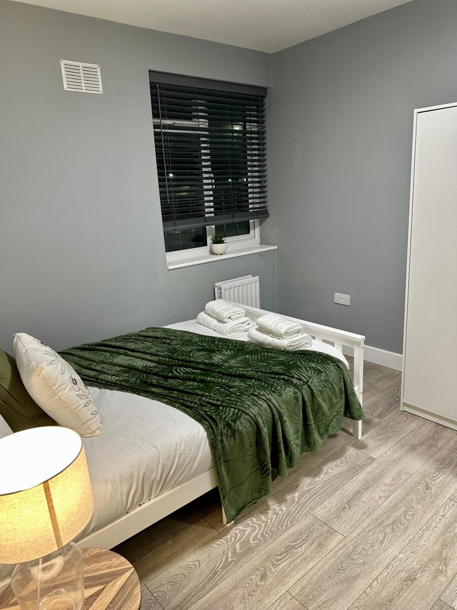 Cosy Ensuite Double Room, Near Heathrow Airport Northolt  Экстерьер фото
