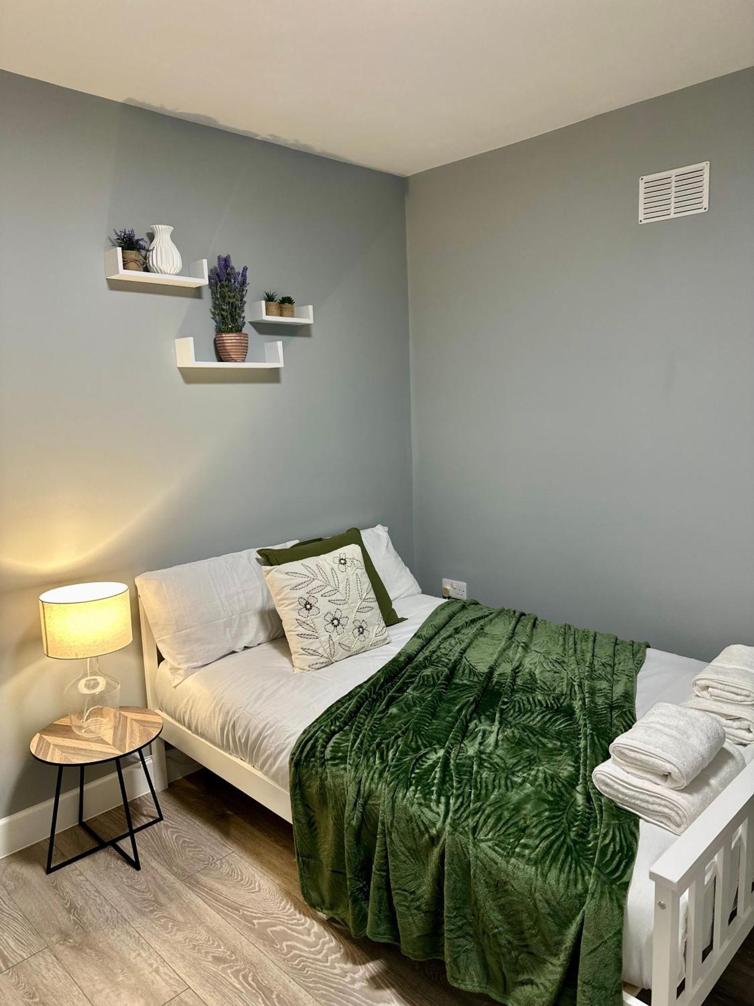 Cosy Ensuite Double Room, Near Heathrow Airport Northolt  Экстерьер фото