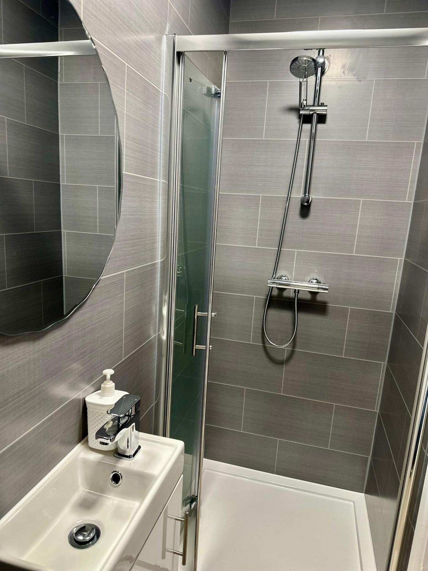 Cosy Ensuite Double Room, Near Heathrow Airport Northolt  Экстерьер фото