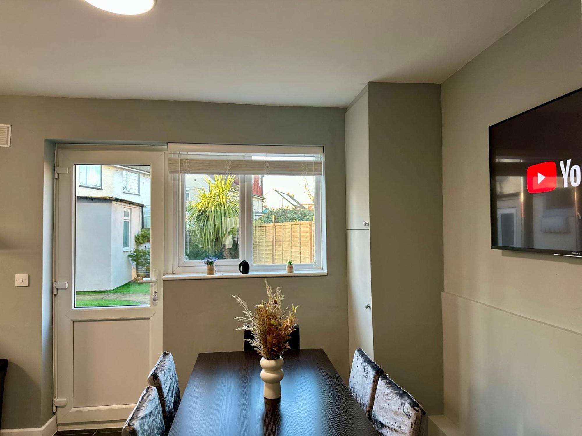 Cosy Ensuite Double Room, Near Heathrow Airport Northolt  Экстерьер фото