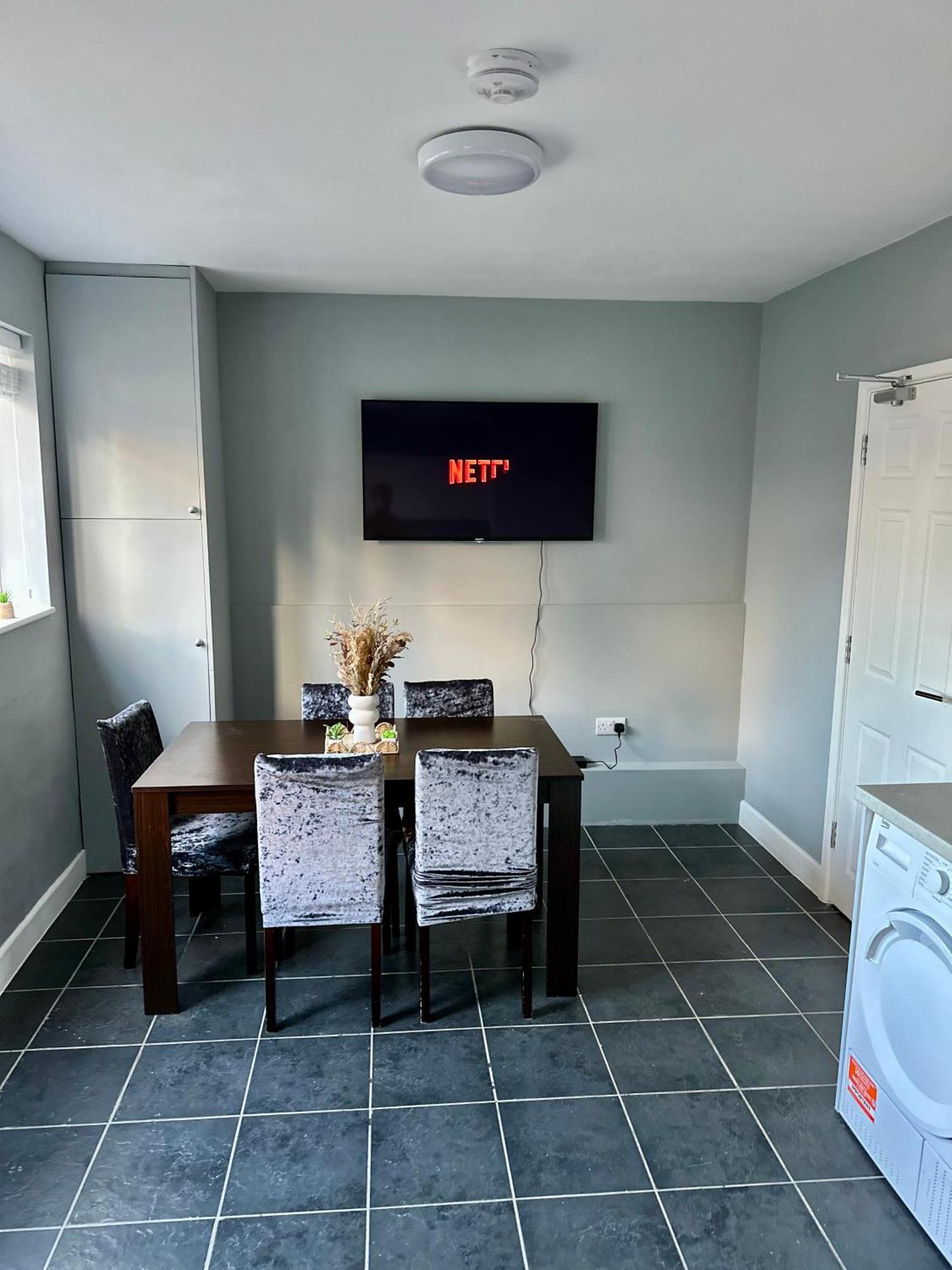 Cosy Ensuite Double Room, Near Heathrow Airport Northolt  Экстерьер фото