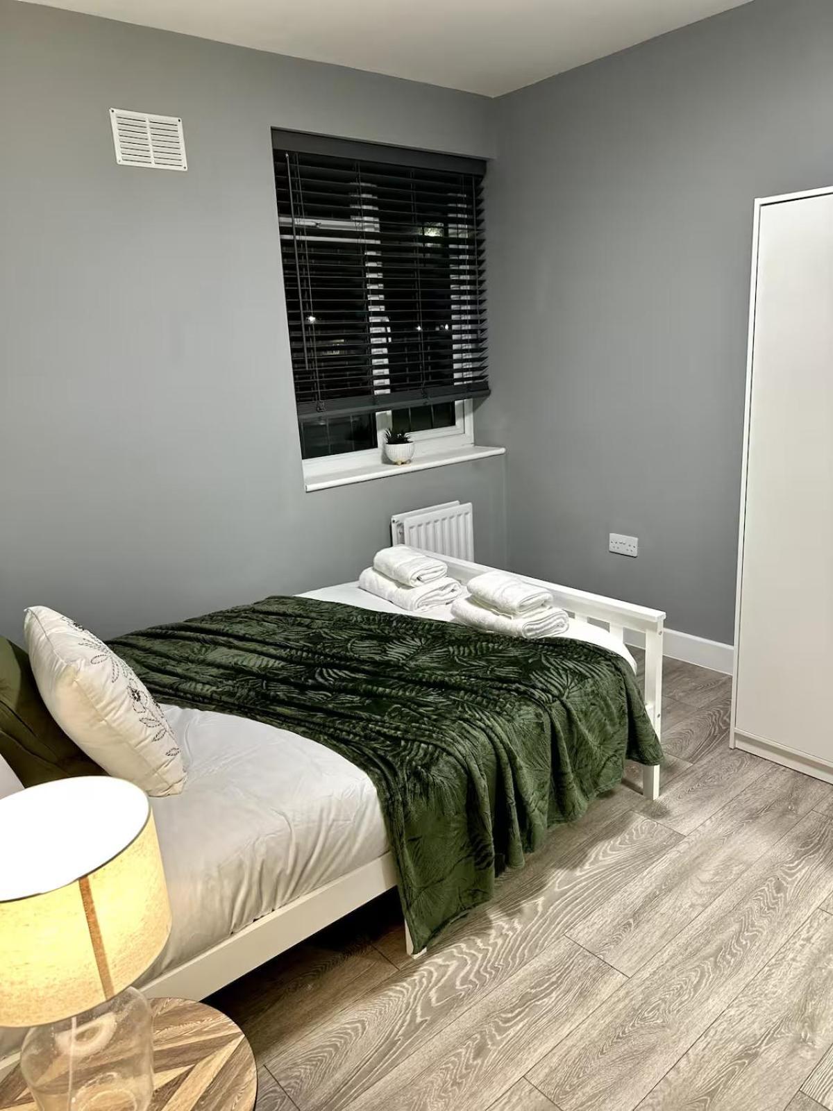 Cosy Ensuite Double Room, Near Heathrow Airport Northolt  Экстерьер фото