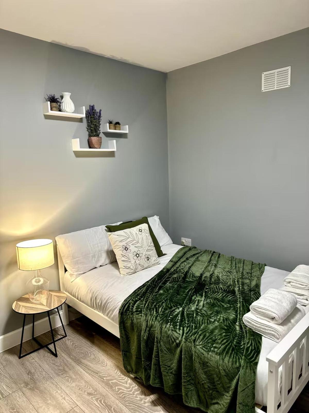 Cosy Ensuite Double Room, Near Heathrow Airport Northolt  Экстерьер фото